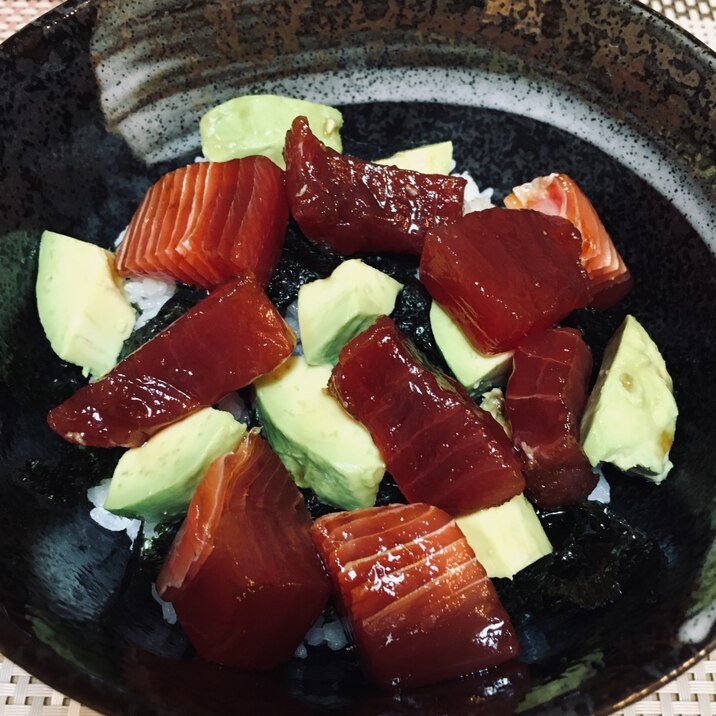 マグロとアボカドの漬け丼